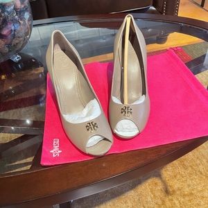 New Without Box Tory Burch Grey Peeptoe Wedge Heel